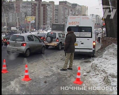 Скверное утро: в Екатеринбурге маршрутка въехала в кирпичное ограждение. Одну пассажирку госпитализировали. Объяснения водителя и пассажиров расходятся